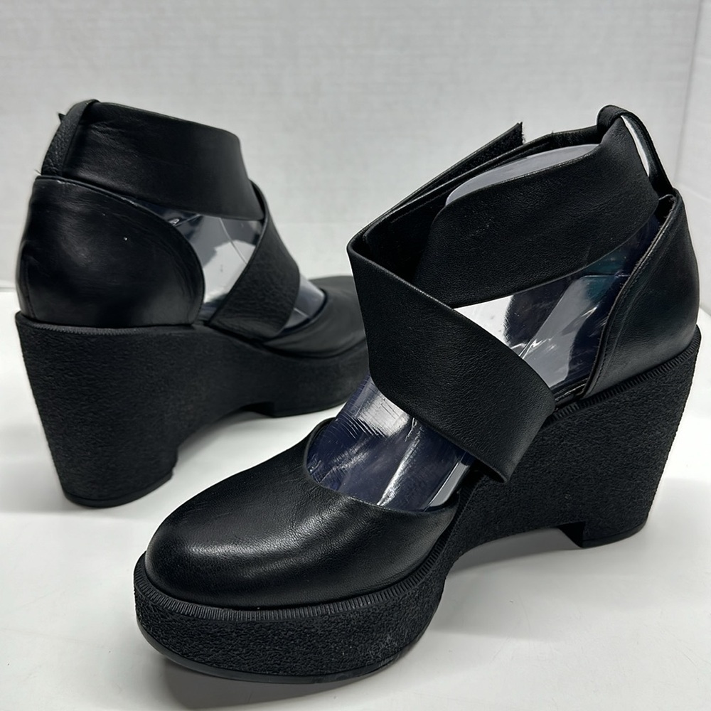 Robert Clergerie Chan Pump Heel with Ankle Strap (Black)